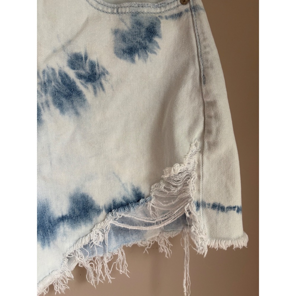 American Eagle Highest Rise Mom Shorts Blue Tie Dye Distressed Denim Size 6 - Picture 3 of 7